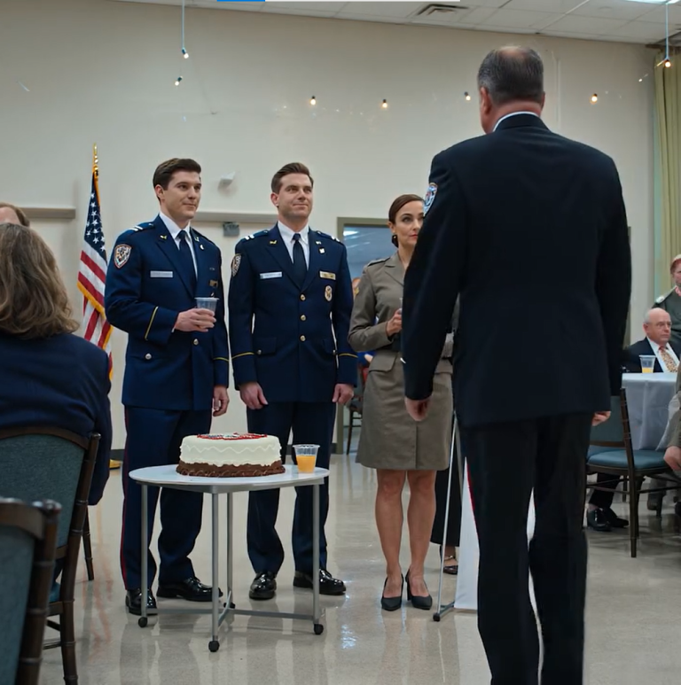 „Za naszego bohatera” – powiedziała mama, wskazując na mojego brata. Tata się roześmiał. „Może twoja siostra kiedyś zrobi coś pożytecznego”. Potem przybył jego kapitan, spojrzał na mnie – i zbladł. „To ty jesteś z Helmandu?” – wyszeptał. „Proszę pani, to zaszczyt”. Mojej rodzinie opadły szczęki.