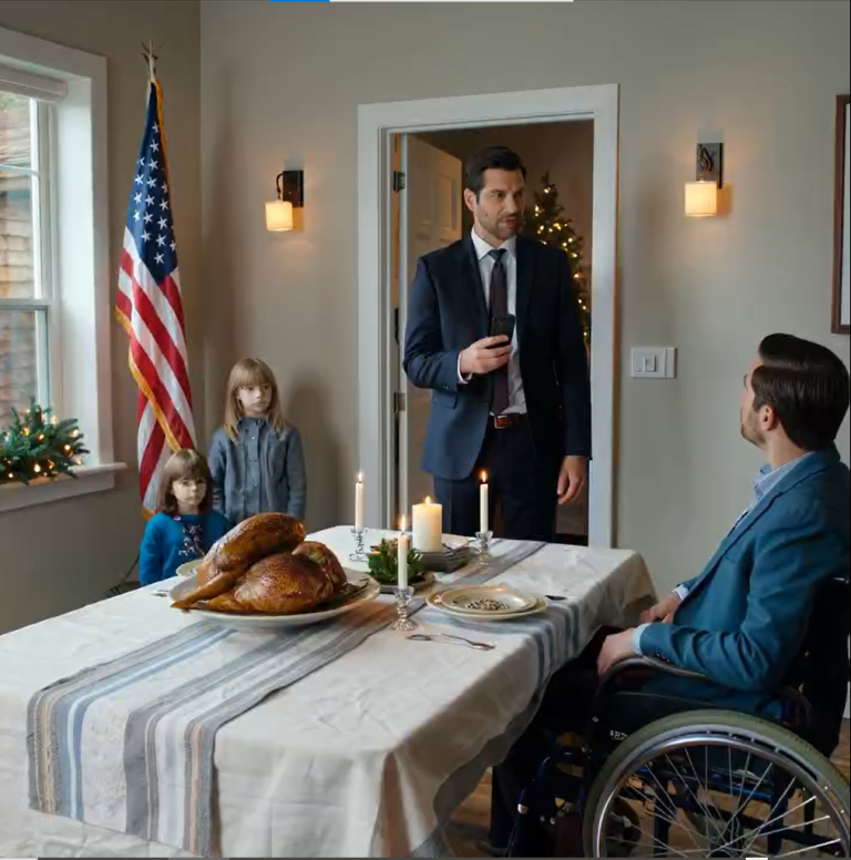 Mój brat opublikował zdjęcie z okazji Święta Dziękczynienia z podpisem: „Rodzinne Święto Dziękczynienia – bez dramatów”. Wszyscy krewni byli tam… Poza mną i moimi dziećmi. Nie zostaliśmy zaproszeni. Nie kłóciłam się w komentarzach – po prostu napisałam: „Wygląda uroczo. Krótka uwaga: Dom, w którym mieszkasz, jest mój i jest już wystawiony na sprzedaż”. Post zniknął w ciągu kilku minut… A mój telefon zaczął się bez przerwy świecić.