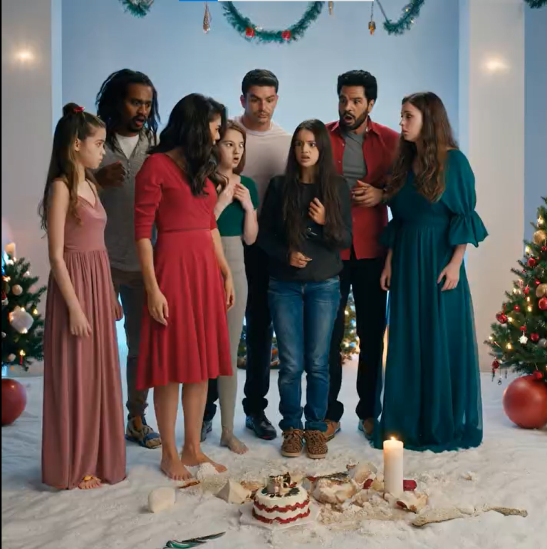 „Boże Narodzenie to tylko rodzinne święto” – napisał tata. „Teściowie twojej siostry są na kierowniczych stanowiskach. Nie możemy cię tam zaprosić”. Odpowiedziałem: „Dobrze”. W poniedziałek teść mojej siostry wszedł do mojego narożnego biura na spotkanie partnerskie. Spojrzał na okładkę magazynu biznesowego na moim biurku, a potem na mnie. Jego wyraz twarzy zbladł – bo w końcu zrozumiał, że to osoba, którą próbowali wykluczyć… była tym, kto prowadził transakcję.