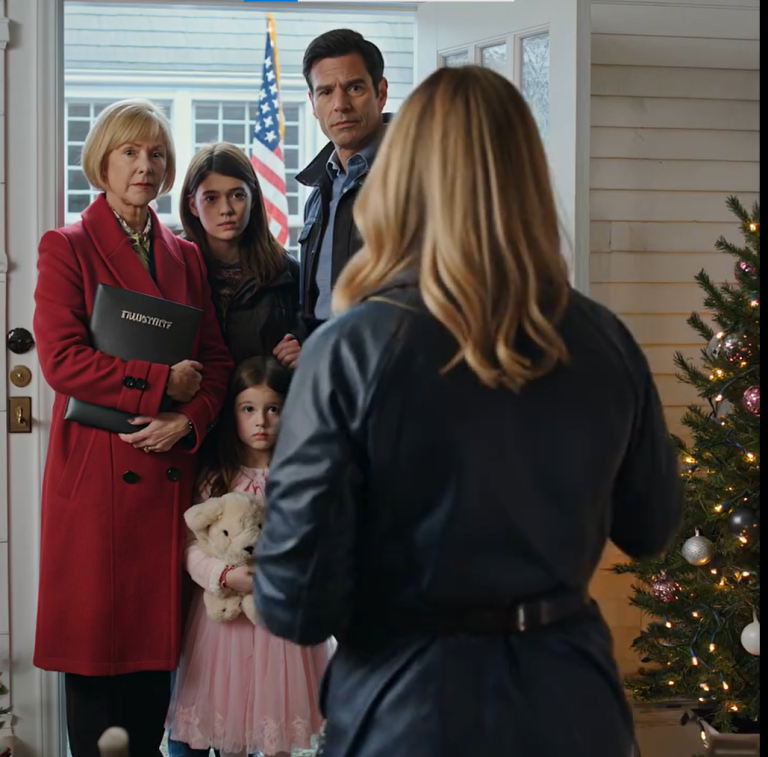 Moja 6-letnia córka omal nie umarła, gdy rodzice celowo zostawili ją zamkniętą w samochodzie na ponad trzy godziny podczas fali upałów. „Świetnie się bawiliśmy bez niej” – powiedziała moja siostra. Nie płakałam. Działałam. TRZY GODZINY PÓŹNIEJ ICH ŻYCIE ZACZĘŁO SIĘ ROZPADAĆ