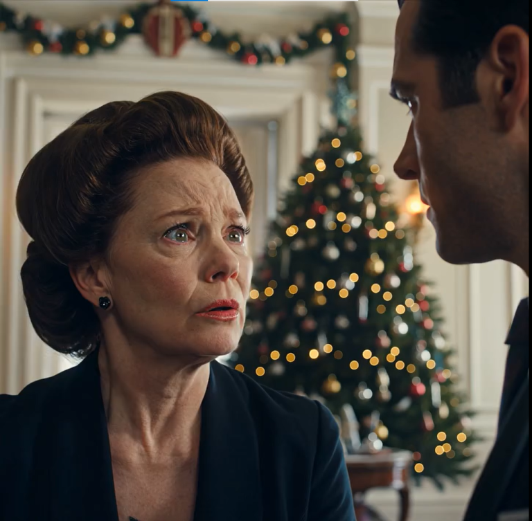 „Następnym razem ubierz je odpowiednio” – powiedziała moja siostra – wystarczająco głośno, żeby wszyscy goście usłyszeli. Ręce mojej córki zaczęły się trząść. Poczułam ucisk w żołądku. Mąż spojrzał na nią raz, a potem powiedział sześć cichych słów… I w sali zapadła cisza.