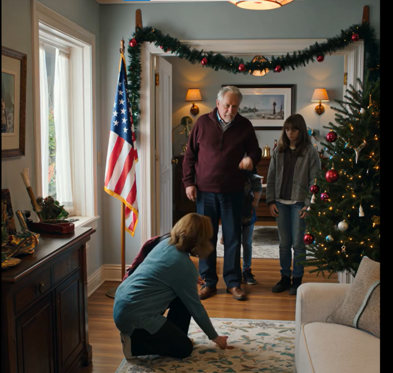 Moja siostra zabrała mojej 7-letniej córce okulary korekcyjne i zgniotła je jej stopą, żeby „nauczyć ją szacunku”. Potem zmusiła moje niewidome dziecko do sprzątania tej samej kuchni w kółko, na oczach wszystkich. Nie krzyczałam. Podjęłam działanie. DZIEWIĘĆ GODZIN PÓŹNIEJ ICH ŻYCIE ZACZĘŁO SIĘ ROZPAŚĆ