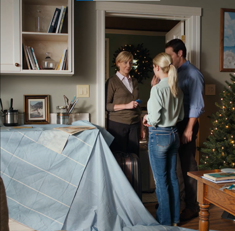 Wróciłem trzy dni wcześniej z podróży służbowej i zobaczyłem dziwny samochód przed domem. Wszedłem do środka i zastałem żonę mojego syna. Uśmiechnęła się i powiedziała: „Robimy remont, zanim się wprowadzimy!”. Nigdy mnie o to nie zapytała. To, co zrobiłem później, sprawiło, że… WRZESZCZAŁA BEZ PRZERWY.