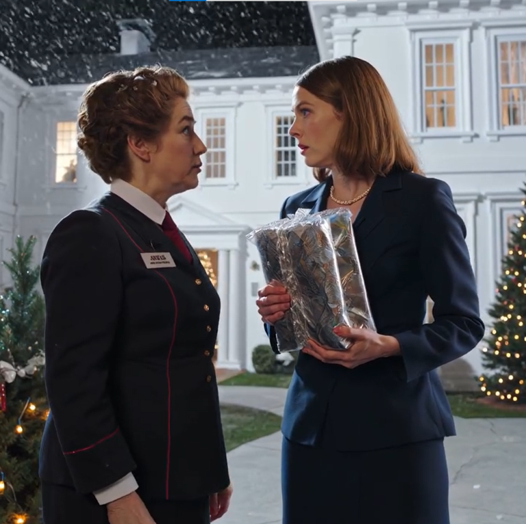 Mój syn zaprosił mnie na świąteczną kolację po roku milczenia. Kiedy dotarłem do jego domu, pokojówka zatrzymała mnie i szepnęła: „Nie wchodź. Wyjdź natychmiast!”. Zaufałem jej. Pobiegłem do samochodu. Pięć minut później… WSZYSTKO SIĘ ZMIENIŁO