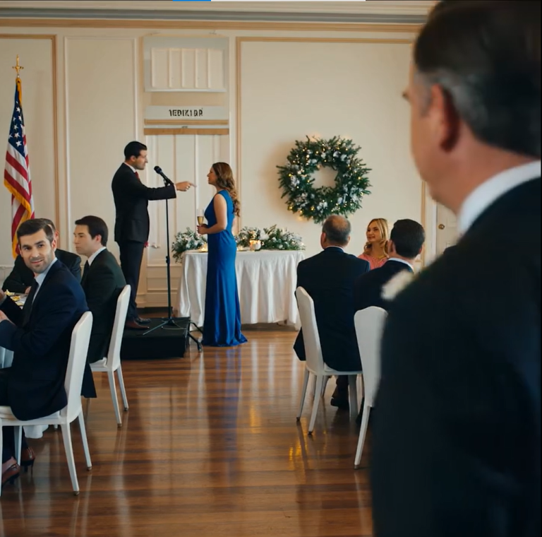 „Tylko analfabeta-sprzątacz” – obraził mnie mój brat na swoim ślubie, podczas gdy mój tata chichotał i nazywał mnie „pustogłowym dzieckiem”. Wyśmiewali moją pracę i całe moje życie, aż nagle miliarder odwrócił się do mnie i powiedział po arabsku: „Czekaj… Czy ty nie jesteś doradcą językowym w sprawie mojego kontraktu na 3 miliardy dolarów?!” To, co powiedziałem później, sprawiło, że całe wesele zapadło w absolutną ciszę.