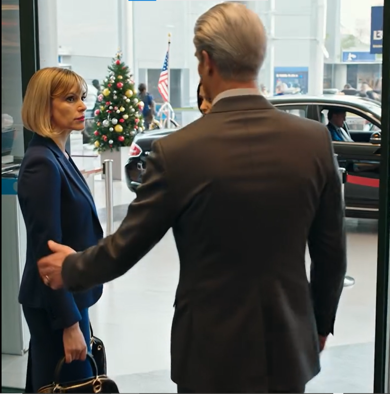 Po kłótni moja córka anulowała mój bilet i zostawiła mnie samą na lotnisku w Dubaju. Bez telefonu, bez portfela. Podszedł multimilioner i szepnął: „Udawaj, że jesteś moją żoną. Mój kierowca już prawie przyjechał”. Powiedział: „TWOJA CÓRKA TEGO POŻAŁUJE”.