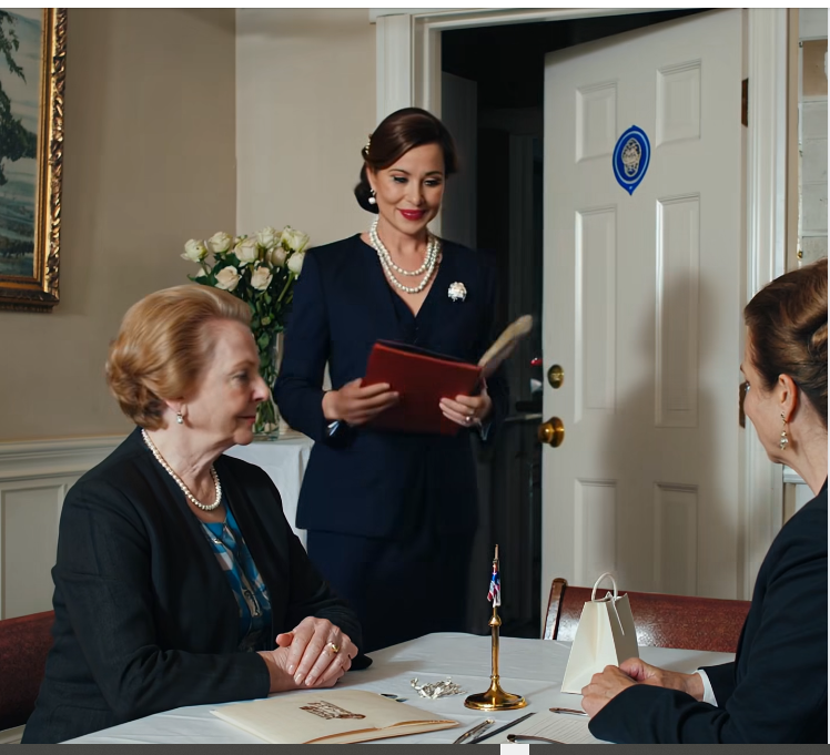 Nie wspomniałam o nieruchomości nad jeziorem o najwyższej wartości, wartej prawie 100 milionów dolarów, którą moja zmarła, wpływowa siostra po cichu przekazała w zarząd powierniczy dla mnie. Jestem wdzięczna, że ​​to zrobiłam, ponieważ na moje przyjęcie emerytalne przyjechała moja synowa z prawnikiem i „pomocnymi” dokumentami, a moje milczenie okazało się jedyną przeszkodą między mną a planem współzarządzania moim życiem, moim domem i każdą decyzją, na której widnieje moje nazwisko.