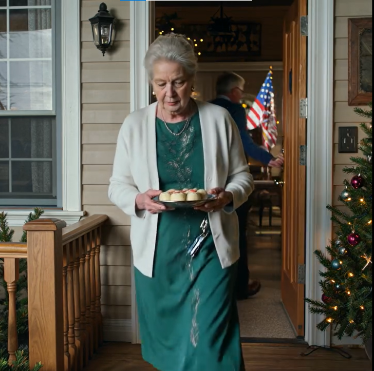 W Boże Narodzenie mój syn wyrzucił mnie z kolacji, mówiąc: „Nie ma dla ciebie miejsca przy stole”. Spędziłem więc święta samotnie w pustym domu. Nie robiłem scen. Działałem. Następnego ranka mój syn znalazł list na drzwiach… I zaczął krzyczeć.