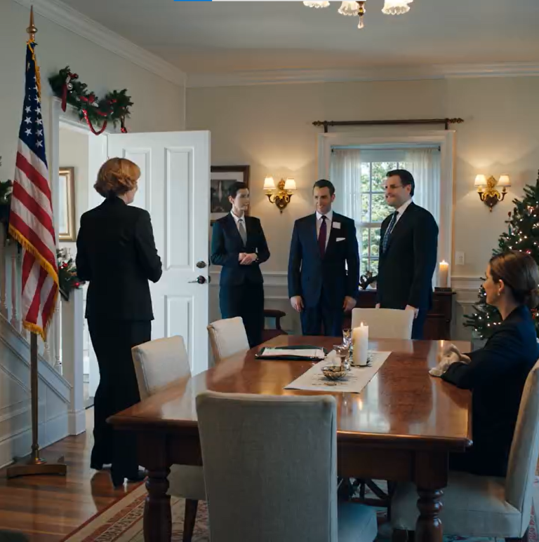 Moja córka zaplanowała elegancką kolację z okazji awansu. Powiedziała mi: „Mamo, nie schodź. Przynosisz mi wstyd. Moja teściowa zajmie twoje miejsce”. Uśmiechnęłam się. Kiedy wszyscy usiedli, zeszłam na dół. I CO ZROBIŁAM…