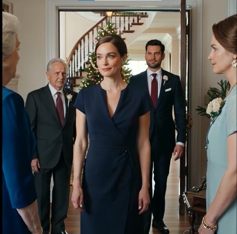 Nigdy nie mówiłam narzeczonemu o moich miesięcznych dochodach. Zawsze widział, jak żyję skromnie. Zaprosił mnie na kolację do swoich rodziców. Chciałam zobaczyć, jak traktują kogoś, kogo uważają za zwyczajnego – udając cichego i skromnego. Ale jak tylko…