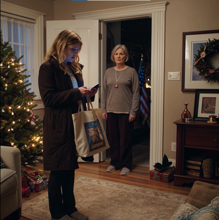 Mój mąż podniósł na mnie głos przy całej rodzinie: „Jak śmiesz odmawiać mojej matce?”. Potem uderzył talerzem tak mocno, że się roztrzaskał, tylko dlatego, że nie chciałam przepisać na nią mieszkania ani zgodzić się płacić jej 1500 dolarów miesięcznie. Spojrzałam mu w oczy i powiedziałam: „Nie masz pojęcia, co potrafię”. Nagle wszyscy przestali rozmawiać.