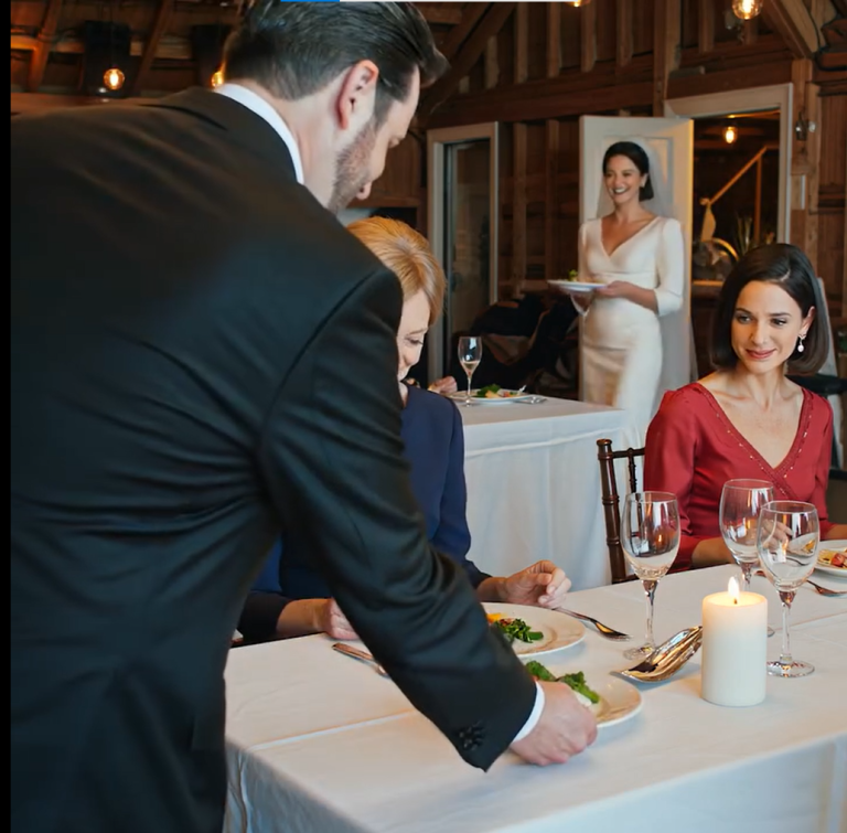 W dniu ślubu mojego syna, byłem ostatni, którego obsłużono. Dali mi zimne resztki. Zaśmiał się i powiedział żonie: „Ona jest przyzwyczajona do jedzenia tego, co życie zostawia”. Wszyscy się śmiali. Nikt nie zauważył, kiedy wyszedłem. Ale następnego ranka jego ręce trzęsły się, gdy czytał mojego maila…
