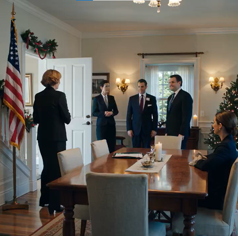 Moja córka zaplanowała elegancką kolację z okazji awansu. Powiedziała mi: „Mamo, nie schodź. Przynosisz mi wstyd. Moja teściowa zajmie twoje miejsce”. Uśmiechnęłam się. Kiedy wszyscy usiedli, zeszłam na dół. I CO ZROBIŁAM…