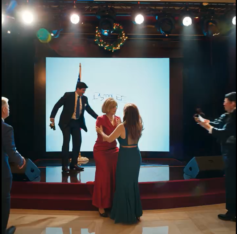 Mój mąż zabrał mnie na kolację z włoskim klientem. Siedziałam w milczeniu, udając, że nie rozumiem włoskiego. Ale potem usłyszałam, jak powiedział coś, co zmroziło mi krew w żyłach. NIE MOGŁAM UWIERZYĆ W TO, CO SŁYSZĘ.