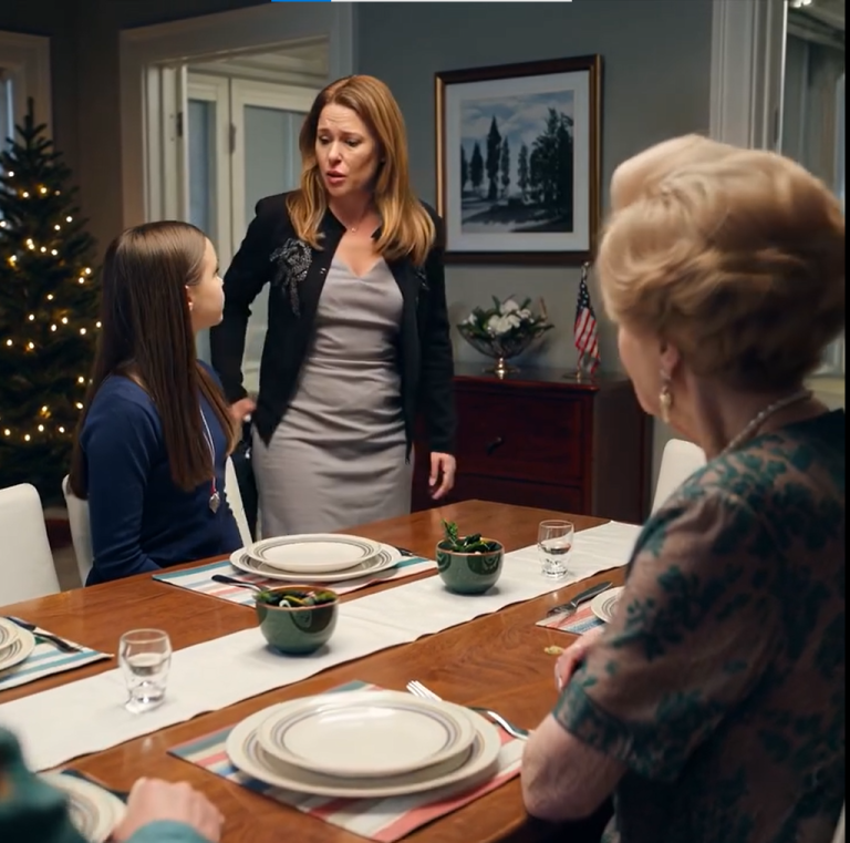 Przy obiedzie moja córka spojrzała mi prosto w oczy i powiedziała: „Nie dorównujesz nawet mojej teściowej”. Spokojnie odsunąłem krzesło i odparłem: „To niech zacznie płacić twój czynsz”. Jej uśmiech zniknął. „Czynsz? Jaki czynsz?” – wyszeptała.