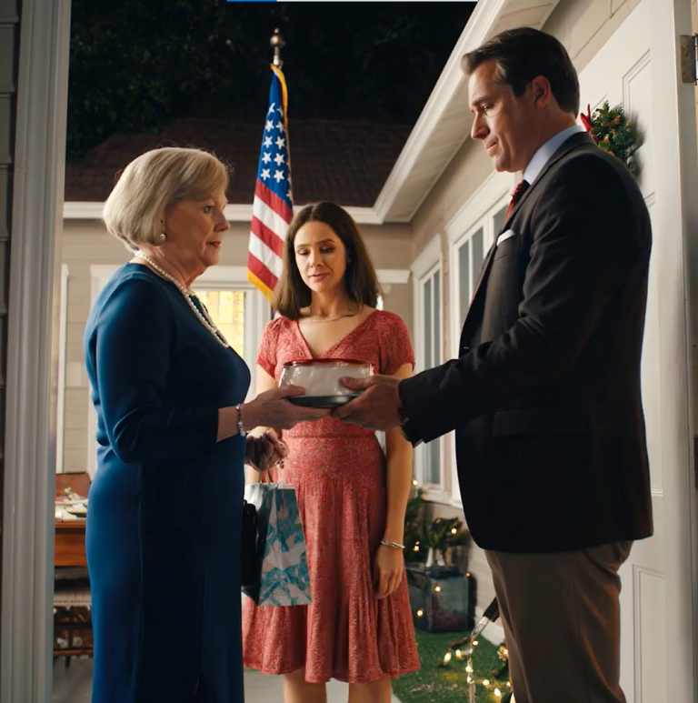 W Boże Narodzenie mój syn wyrzucił mnie z kolacji, mówiąc: „Nie ma dla ciebie miejsca przy stole”. Spędziłem więc święta samotnie w pustym domu. Nie robiłem scen. Działałem. Następnego ranka mój syn znalazł list na drzwiach… I zaczął krzyczeć.