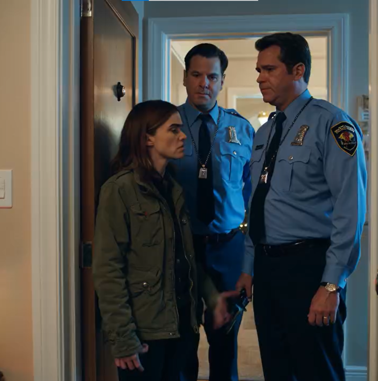 Moja mama zostawiła mnie na stacji benzynowej, gdy miałem 8 lat, mówiąc: „Zobaczmy, czy znajdzie drogę do domu”. Nigdy nie wróciłem. Osiemnaście lat później w końcu mnie znaleźli. Pukali do drzwi raz po raz. Ale zaledwie pięć minut później POLICJA WYSZEDŁA PRZED DRZWIAMI.