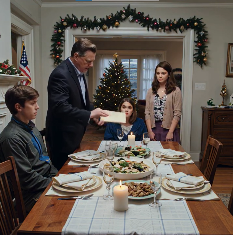 Moi rodzice odwołali moje 18. urodziny, żeby zachować spokój z moją siostrą, więc po cichu się wyprowadziłam… I obserwowałam, jak ich „idealne” życie powoli się rozpada beze mnie.