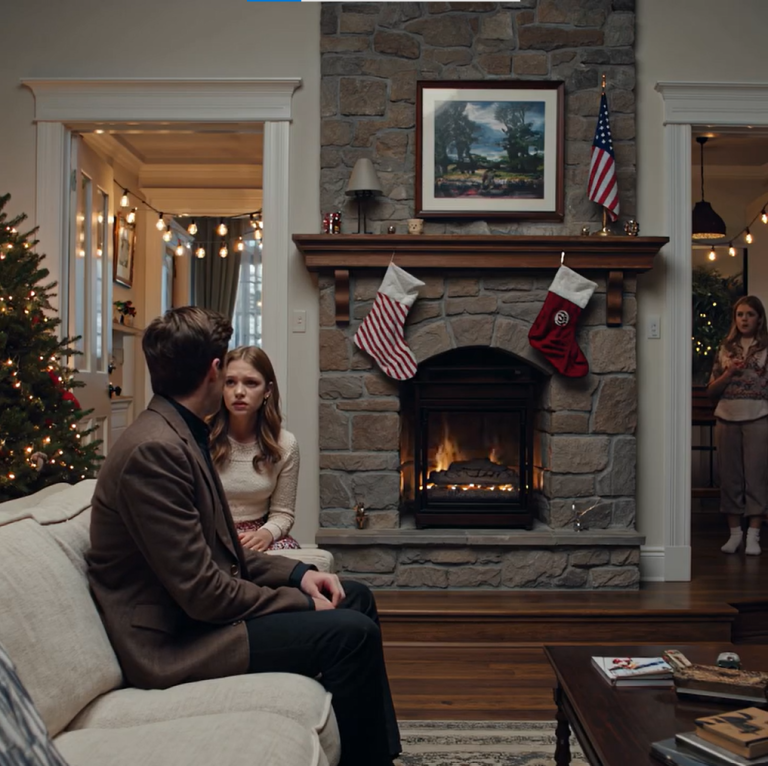 Moja matka po cichu namówiła mojego chłopaka, żeby poślubił moją siostrę. Powiedziała mu: „Ona jest silniejsza i lepsza dla ciebie”. Kiedy się o tym dowiedziałam, byłam załamana, więc się wyprowadziłam i skupiłam na budowaniu własnego życia. Wiele lat później spotkaliśmy się ponownie na eleganckim przyjęciu, które organizowałam. W chwili, gdy zobaczyli mojego męża, cała sala ucichła – bo mój mąż był…