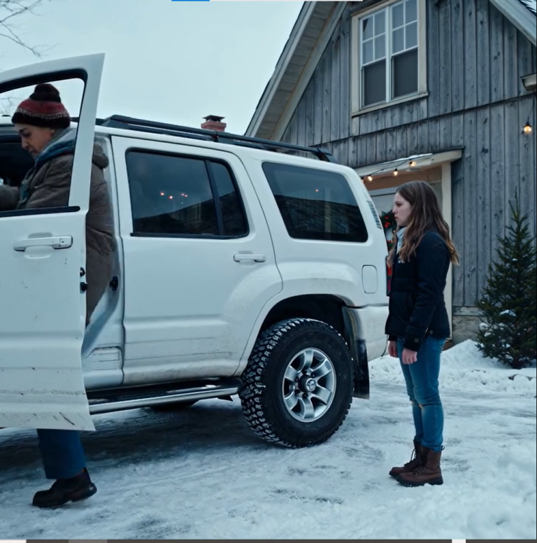 W wieku 18 lat rodzice zostawili mnie na farmie dziadków, żeby ich „złota córka” mogła zabłysnąć. Lata później, kiedy zbudowałam życie, jakiego się nie spodziewali, wrócili, domagając się wsparcia — TYLKO PO TO, BY DOWIEDZIEĆ SIĘ, ŻE NA MOIM ŚLUBIE NIE BYŁO DLA NICH JEDNEGO MIEJSCA.