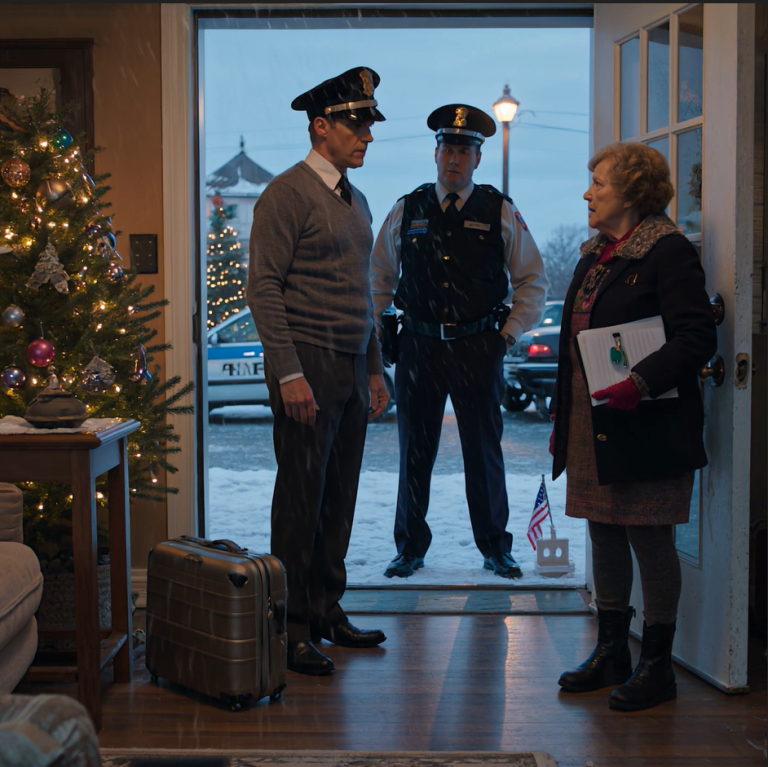 W Boże Narodzenie mój syn spojrzał mi w oczy i powiedział: „Mamo… mamy już dość patrzenia na ciebie”. To wciąż był mój dom, więc po cichu go sprzedałam – a kiedy wrócili na przyjęcie świąteczne, nie weszli do domu. Weszli prosto na lekcję.