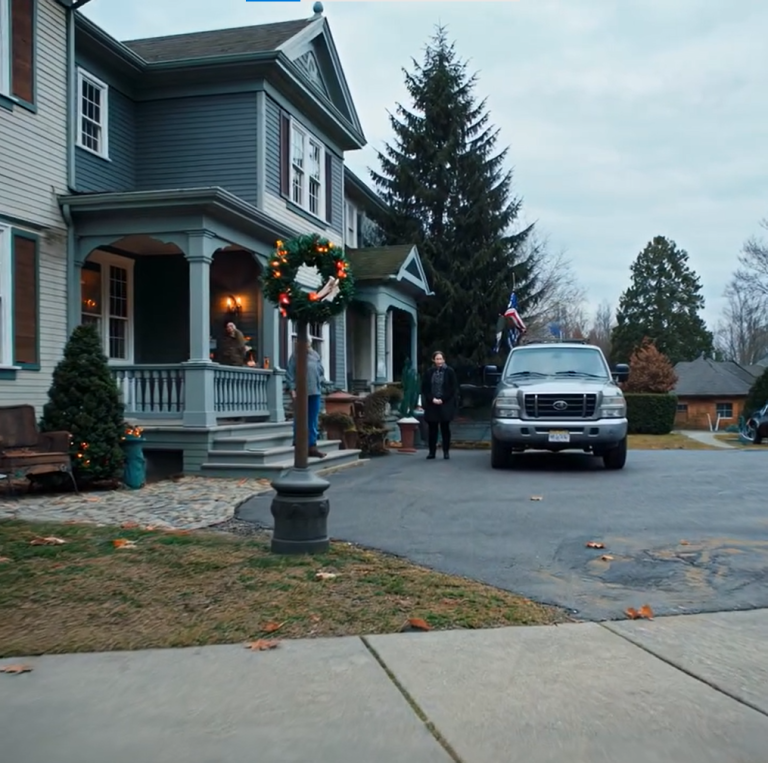 Dziadek zapytał zdezorientowany: „Dlaczego przyjeżdżasz Uberem? Co się stało z SUV-em, którego kupiliśmy ci na 24. urodziny?” Zanim otworzyłem usta ze zdumienia, mama uśmiechnęła się: „Jej siostra potrzebowała tego bardziej”. Wszyscy zamarli – a dziadek zrobił coś, czego nikt z nas się nie spodziewał.