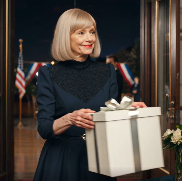 Moja nowa synowa kazała mi stanąć w korytarzu obsługi, żebym nie „zepsuła” jej zdjęć ślubnych – więc się uśmiechnęłam, wzięłam białe pudełko z prezentem, wyszłam z klubu wiejskiego i zapoczątkowałam ciszę, która sprawia, że ​​dorośli dzwonią do ciebie o 3:00 nad ranem