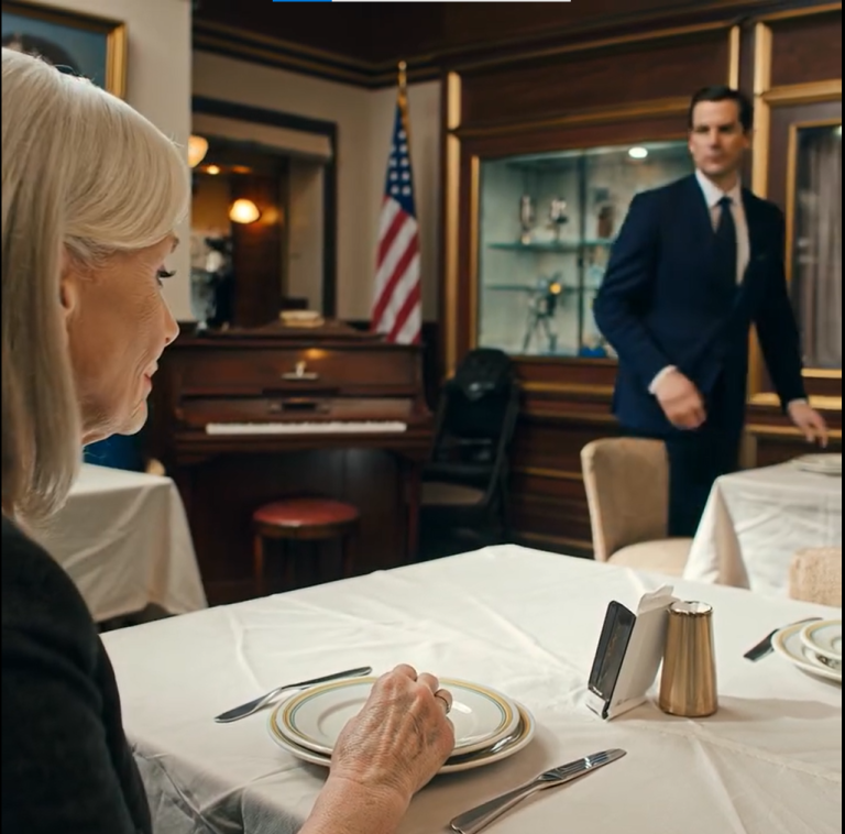 Kelner wciąż nie zwraca uwagi na starszą kobietę, zaskoczony, gdy jej syn ujawnia jej tożsamość. Późnopopołudniowe światło rozlało się po całym domu.