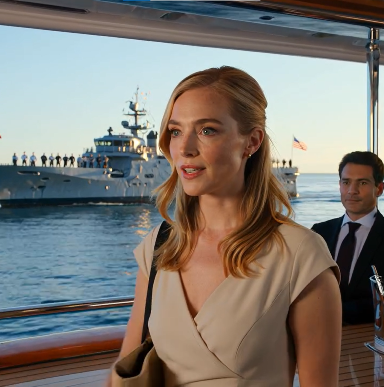 Osądzili kobietę na luksusowym jachcie — a potem zamilkli, gdy okręt marynarki wojennej oddał jej hołd Pokład jachtu wykonany z drewna tekowego