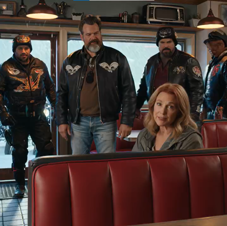 Miła starsza pani udzieliła schronienia 15 motocyklistom podczas śnieżycy. Następnego dnia przed jej drzwiami ustawiło się 100 motocyklistów. Wiatr wiejący od strony autostrady nr 70 brzmiał, jakby zmiatał ziemię do czysta.