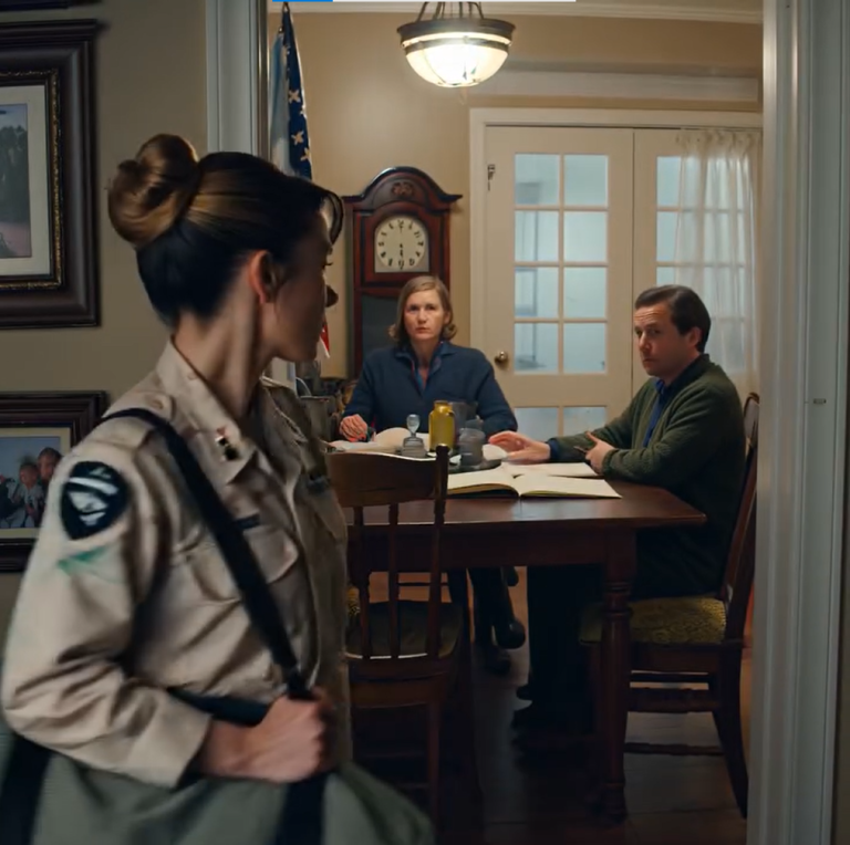 Noc przed wyjazdem na misję, podsłuchałem rozmowę mojej siostry z moimi rodzicami – i prawda mnie zamurowała… Światło na ganku miało ten sam delikatny bursztynowy kolor