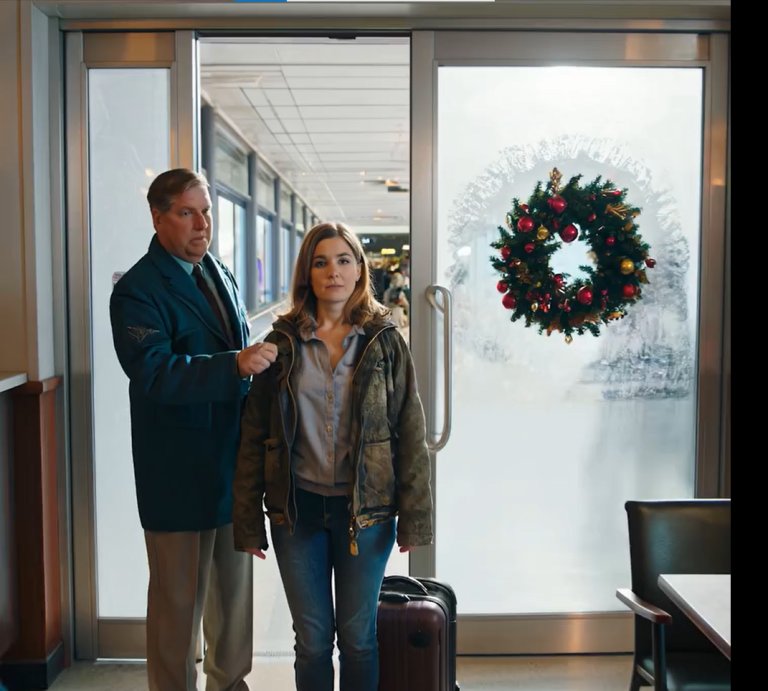 Wzięto mnie za zwykłego podróżnika — aż do momentu, gdy pułkownik powiedział: „Proszę pani… Operacje floty?” „Proszę pani, ta sekcja jest przeznaczona wyłącznie dla osób w służbie czynnej”.