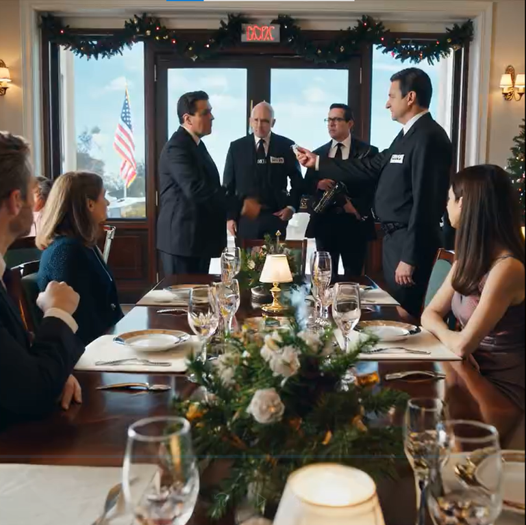 „CO ZROBIŁEŚ, REESE?” – syknęła MAMA. Potem agent FBI zasalutował mi na oczach wszystkich. Kiedy…