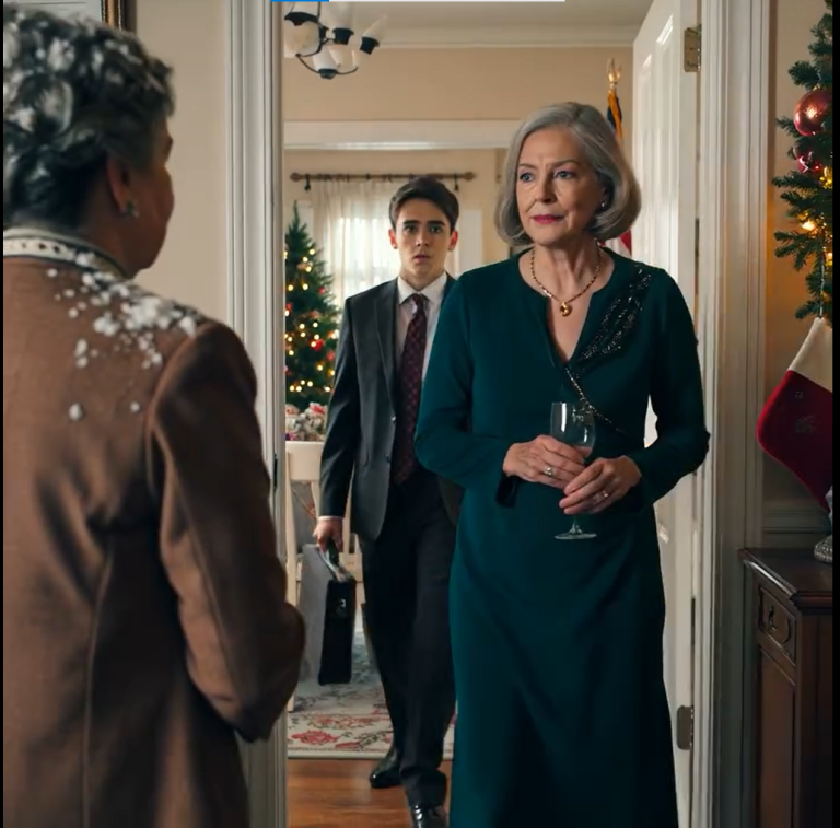 Mój syn uśmiechnął się i powiedział: „Matka mojej żony będzie na kolacji wigilijnej. Postaraj się nas nie zawstydzić”. Uśmiechnąłem się. Nie wiedział, że też kogoś zaprosiłem. Kiedy zadzwonił dzwonek do drzwi… Zbladł.