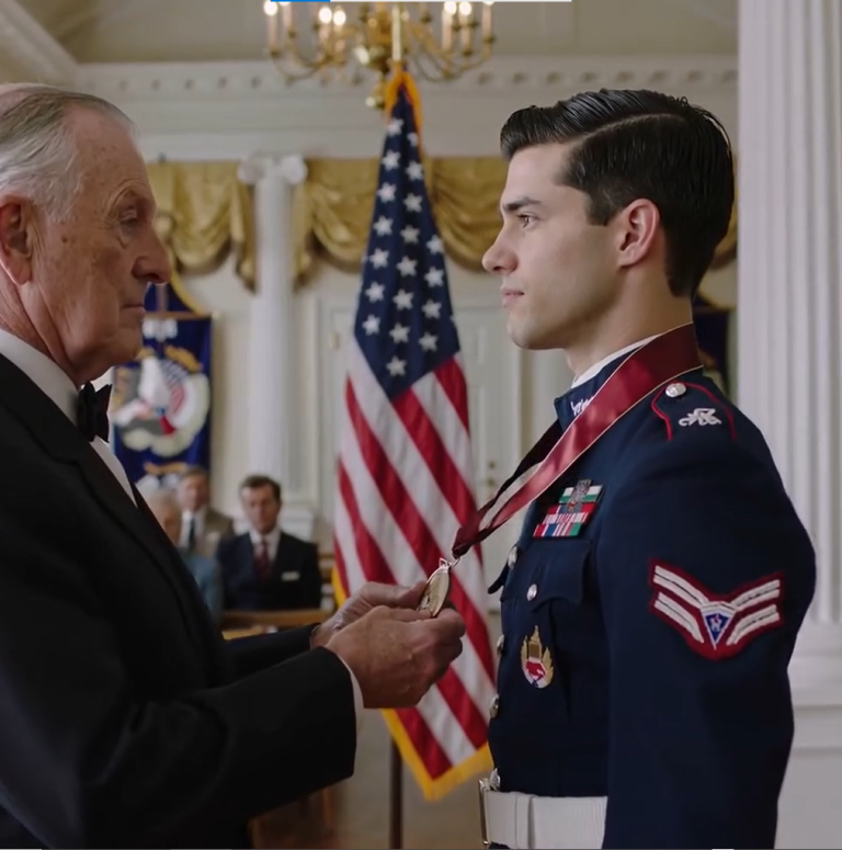 Moja rodzina uważała mnie za nic niewartą – dopóki Naczelny Dowódca nie spojrzał na mnie i nie powiedział: „Zaoszczędziłeś więcej…” Cześć, jestem