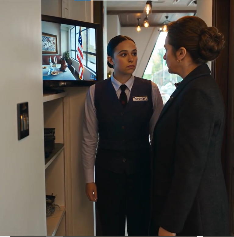 Po rodzinnej kolacji zapomniałem telefonu na stole. Kiedy wróciłem, kelnerka zamknęła drzwi i szepnęła: „Cicho bądź. Pokażę ci nagranie z kamery nad stołem – ale obiecaj mi, że nie zemdlejesz!”. To, co mój syn zrobił na tym nagraniu, sprawiło, że padłem na kolana.