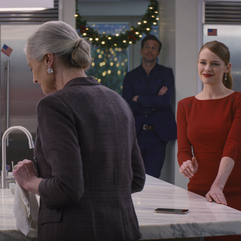 Moja synowa oznajmiła: „W te święta cała moja rodzina przyjedzie do ciebie – tylko 25 osób!” – uśmiechnęłam się i powiedziałam: „Oczywiście”. …potem cicho wyciągnęłam coś, co zbierało kurz przez pięć lat, a jej uśmiech zniknął.