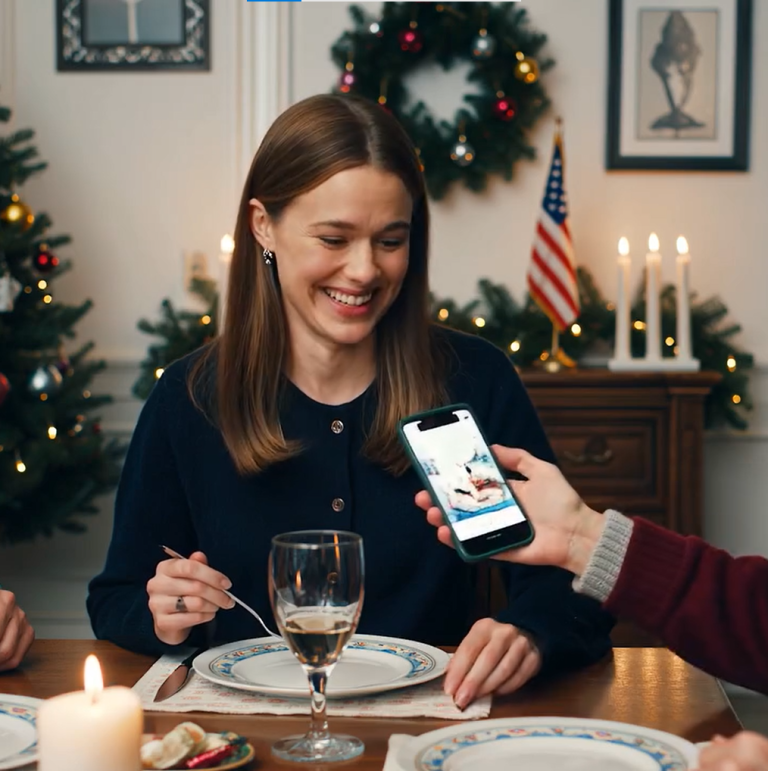 Podczas rodzinnej kolacji moja synowa kpiła ze mnie: „Będziesz wynajmować na zawsze”. Wszyscy się śmiali – dopóki po cichu nie wyjawiłem jednej prawdy. Przy stole zapadła cisza. Mój syn zamarł. JEJ TWARZ ZBLAŁA. NIKT SIĘ NIE ODEZWAŁ.