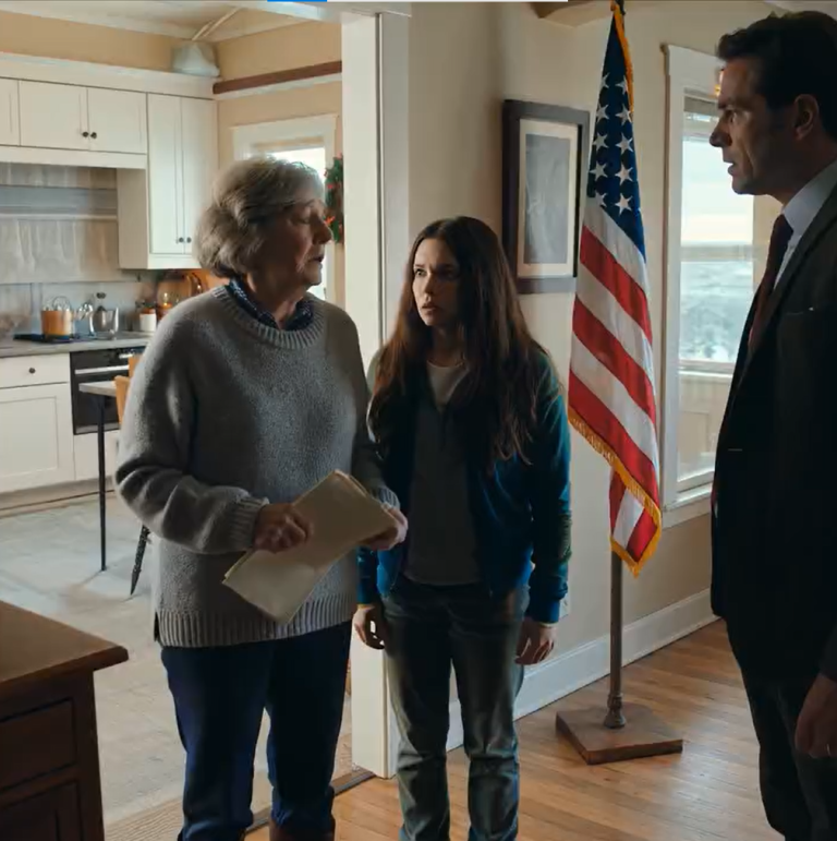 Dałam córce farmę, żeby mogła zacząć wszystko od nowa. Kiedy przyjechałam, płakała w swojej kuchni. Jej teściowie wprowadzili się na lato, kazali jej im usługiwać i upokarzali ją. Pięć minut później wszyscy byli już za bramą. „Pozwólcie mi chociaż wziąć ubrania!” – krzyknęła teściowa. POWIEDZIAŁAM TYLKO TRZY SŁOWA… I ZAMKNĘŁAM DRZWI.