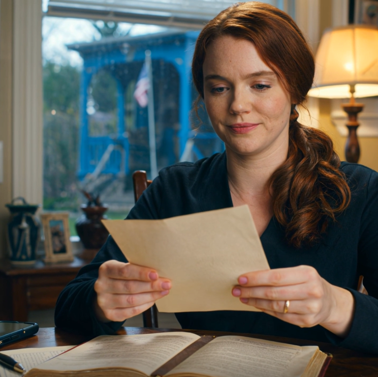 Po 10 latach odwiedzania babci w każdą niedzielę, podczas gdy moja siostra ją ignorowała, odziedziczyłam jej dom. Podczas czytania testamentu tata zażądał, abym przepisała go na moją siostrę, ponieważ ona potrzebowała go bardziej. Uśmiechnęłam się więc i wyciągnęłam ostatni list babci.