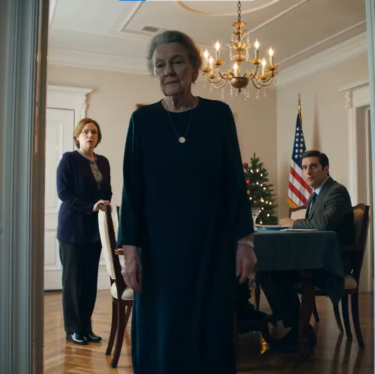 „Nie jesteś nawet w połowie taką kobietą jak moja matka!” – powiedziała moja synowa przy obiedzie. Odsunęłam krzesło i odparłam: „To niech zacznie płacić twój czynsz”. Mój syn zamarł z szoku. „CZYNSZ? JAKI CZYNSZ?!”