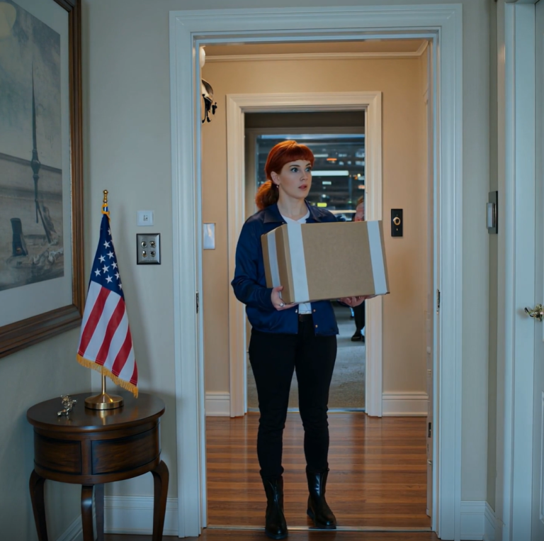 Byłem w szoku, gdy odkryłem, że moi rodzice publicznie podarowali mój dom mojemu bratu na jego przyjęciu zaręczynowym – ten sam dom, na którego remont wydałem 50 tys. dolarów. Tata mimochodem oznajmił: „musisz się wyprowadzić”, po czym mój brat wysłał SMS-a: „wyprowadź się natychmiast, masz dwa dni”, więc po cichu zatrudniłem ekipę i zrobiłem im niespodziankę, której się nie spodziewali.