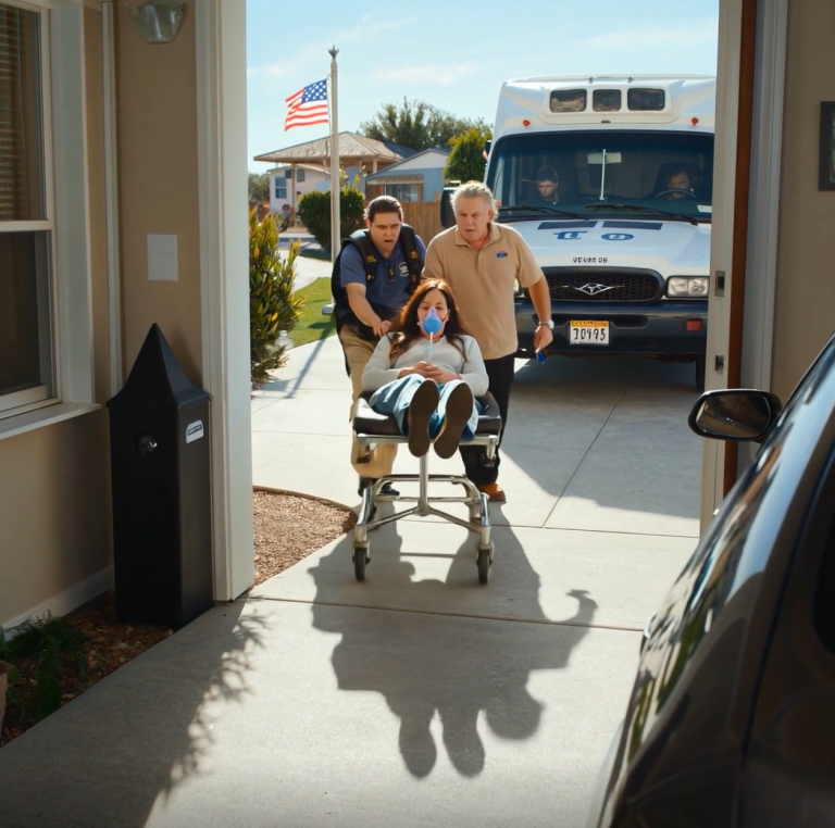 Dwa tygodnie po tym, jak moja żona pojechała „odwiedzić córkę”, pojechałem do Orlando, żeby zrobić niespodziankę… i sąsiad zatrzymał mnie przy drzwiach wejściowych, jakby czekał na mnie.