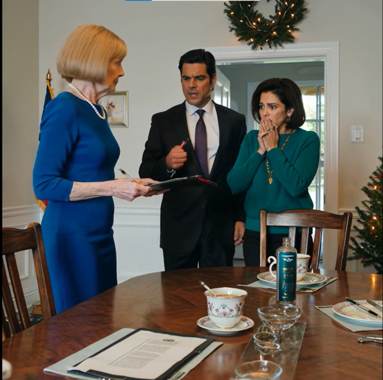 Moja synowa krzyknęła: „Jak śmiesz odmawiać mojej matce, głupia babo!”. Na przyjęciu rodzinnym rozbiła mi nawet talerz o głowę tylko dlatego, że nie chciałam przepisać na nią mieszkania ani płacić 1500 dolarów miesięcznie. Uśmiechnęłam się i powiedziałam: „Nie masz pojęcia, co właśnie zrobiłam…”. WSZYSCY ZBLADNIELI.