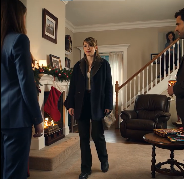 Nigdy nie powiedziałam rodzinie, że jestem właścicielką bardzo dobrze prosperującej firmy. Nadal uważają mnie za tę cichą. Zaprosili mnie więc na kolację wigilijną – żeby mnie wystawić na próbę. Żeby uczcić fakt, że moja młodsza siostra została prezesem i zarabia wysoką, sześciocyfrową pensję. Chciałam zobaczyć, jak traktują kogoś, o kim zakładają, że żyje skromnie, więc zachowuję się jak skromna, ufna dziewczyna. Ale…