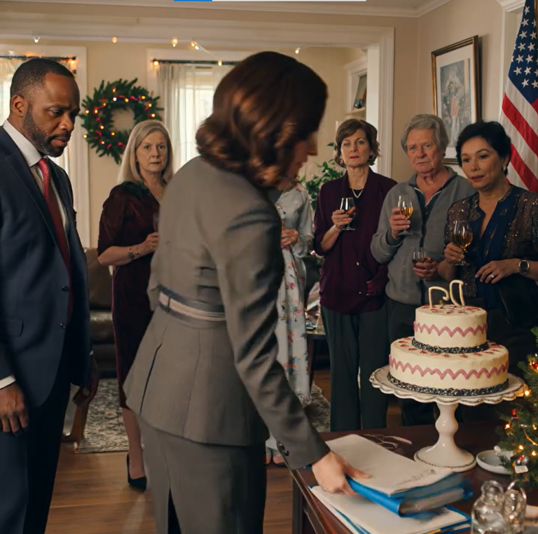 Kupiłem rodzicom dom, ale zastałem ich śpiących w kącie. Moja szwagierka uśmiechnęła się złośliwie: „Potrzebujemy miejsca dla dziecka, tylko przeszkadzają”. Wyciągnąłem akt własności i powiedziałem: „WŁAŚCIWIE NIE JESTEŚ WŁAŚCICIELEM”.