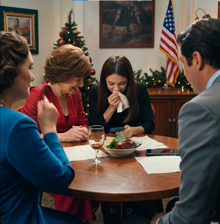 Na kolacji z okazji ukończenia szkoły wszyscy się śmiali — aż babcia uśmiechnęła się do mnie i powiedziała: „Cieszę się, że te 1500 dolarów, które ci co miesiąc wysyłam, pomaga”. Rozejrzałem się i powiedziałem: „Nigdy nie dostałem żadnych pieniędzy…”. Wszyscy powoli odwrócili się, żeby spojrzeć na moich rodziców, którzy milczeli jak zabici… BABCIA ODSTAWIŁA TALERZ I…