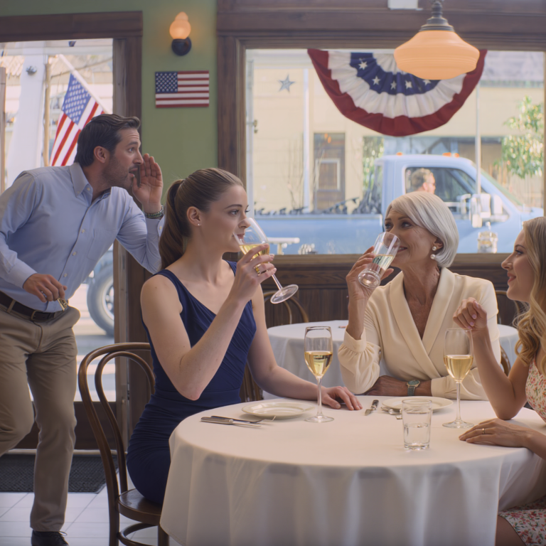 Podczas lunchu z okazji moich 70. urodzin usłyszałam, jak córka szepcze do męża: „Niech mama mówi, a ty pójdziesz do niej i wymienisz zamki” – po czym wstał i zniknął na prawie godzinę. Kiedy wrócił, twarz miał bladą jak ściana, pot na czole, a głos drżał: „Coś jest nie tak… ten dom… już nie jest na nazwisko twojej matki”. Córka zamarła, a ja po prostu wzięłam łyk wody i się uśmiechnęłam.
