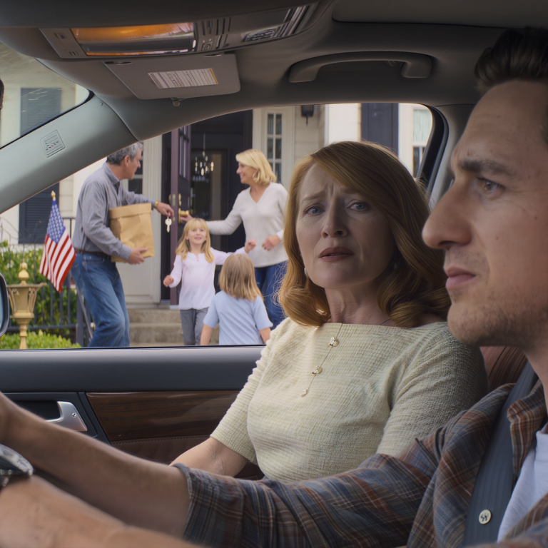 Sześć miesięcy po pogrzebie męża zobaczyłam jego twarz w jasnych światłach sklepu i omal nie straciłam równowagi. Powinnam była uciec. Zamiast tego trzymałam się na dystans, obserwując go z daleka i widząc, jak otwiera drzwi wejściowe domu, którego nigdy wcześniej nie widziałam, wkraczając w życie, którego nigdy nie chciał, żebym była świadkiem.