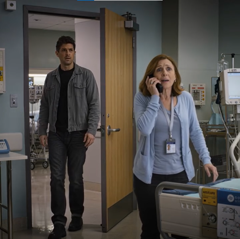 W sali szpitalnej zrobiło się nienaturalnie zimno, gdy tylko puls Dorothy załamał się do jednego, płaskiego tonu. Pielęgniarki ruszyły z miejsca, Michael przekonująco płakał przy ścianie, a ja czułam tylko ciężar jej telefonu palący mnie pod swetrem. Jej ostatnie słowa rozbrzmiewały w mojej głowie jak kroki na ciemnym korytarzu: Uciekaj. Od mojego syna.